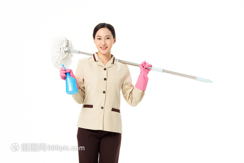 揚(yáng)在指尖的認(rèn)真 玻璃另一面的家政服務(wù)者